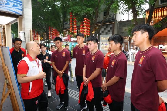 《甜美国家》产生在1929年澳洲北领地爱丽斯泉的内陆区。原居民纯熟畜牧员Sam 的主人，是从第一次世界年夜战退役回来的白人老兵Harry。 Harry脾气暴戾，凌虐劳工，终究被Sam在自卫环境下一枪毙命。尔后Sam与怀着身孕的老婆便睁开流亡之旅，走遍内陆，穿越绚丽戈壁，应用森林保存本事奇妙地避开尾随追捕的法律职员。但Sam为了老婆健康着想，最后仍是自首接管审判。在一个白人至上的社会里，所谓的审判又可否彰显公义？